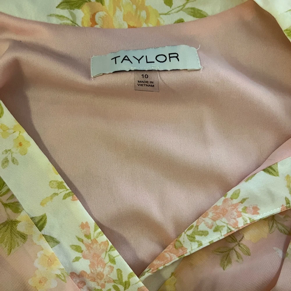 Floral Pink Long Sleeve Dress - Taylor Size 10 - Picture 4 of 5